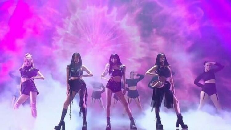 BLACKPINK изпълняват "Pink Venom"