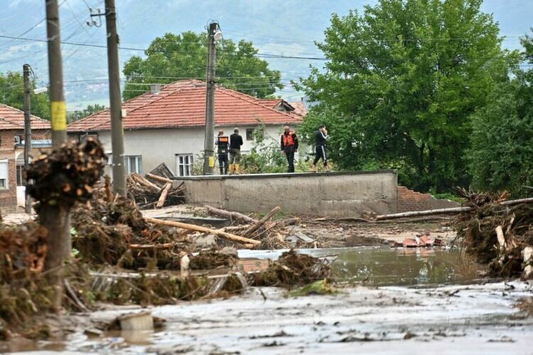 Продължава да вали в наводнените райони. Разрушени са къщи, спасяването продължава