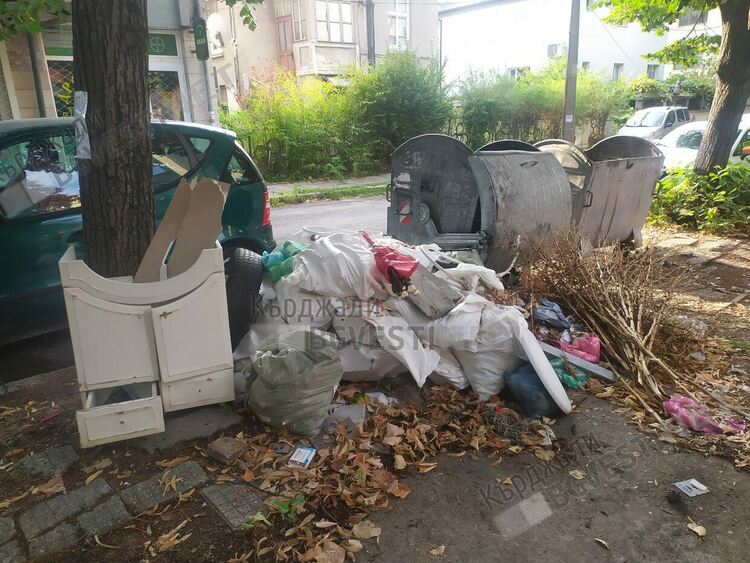 Поредната купчина строителни отпадъци в центъра на Кърджали, стои седмица без да е извозена