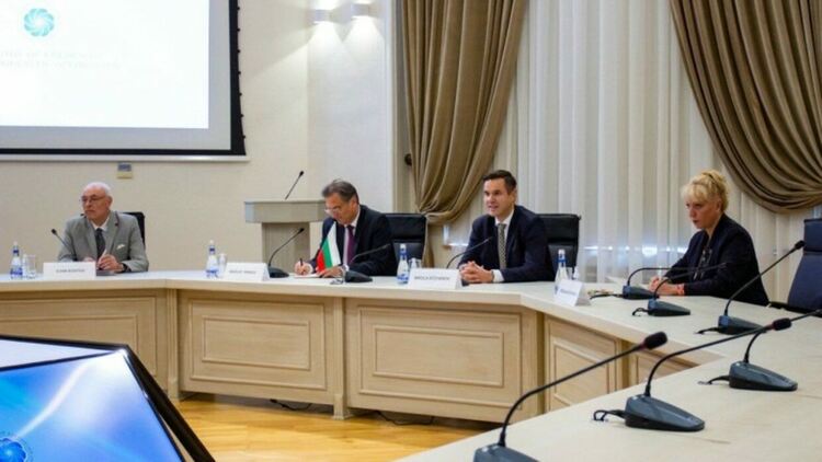 Служебният министър на икономиката в Азербайджан на военно изложение, преговаря за газ