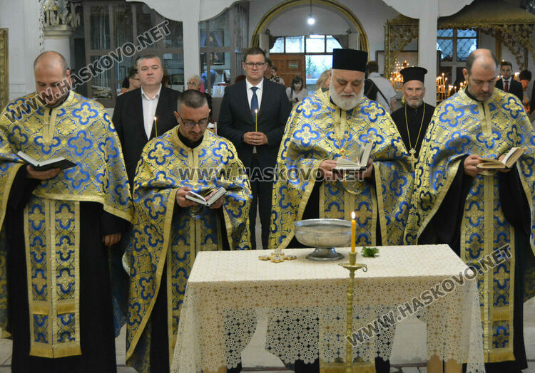 Молебен за мир и благоденствие отслужиха в катедралния храм на Хасково