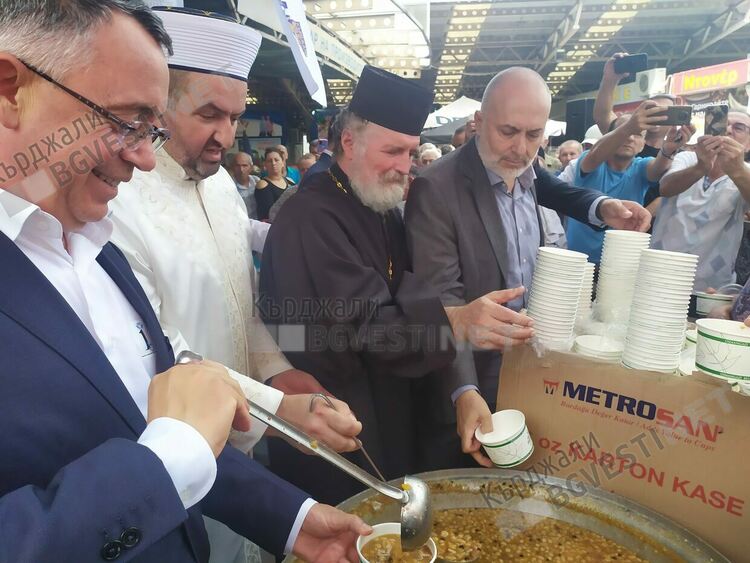 Мюсюлмани и християни са събраха за Деня Ашуре в Кърджали, бяха раздадени 3000 порции