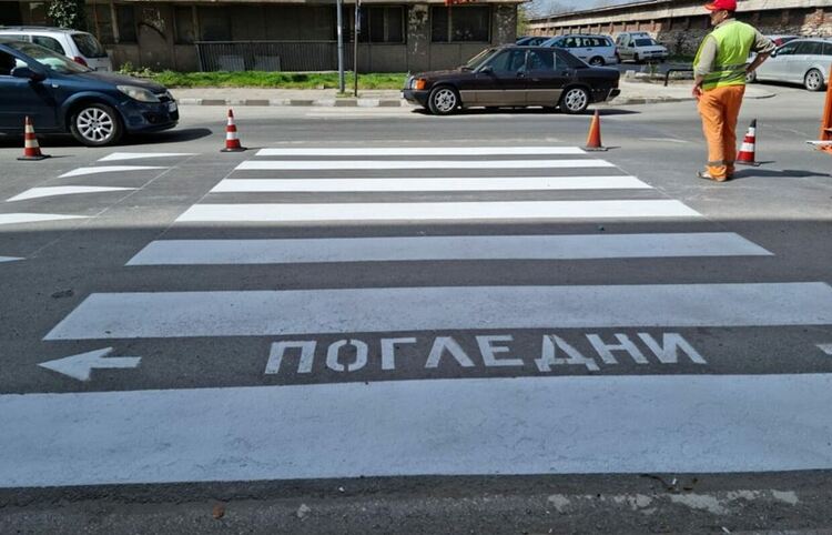 Опреснени са пешеходните пътеки пред училища в Асеновград 