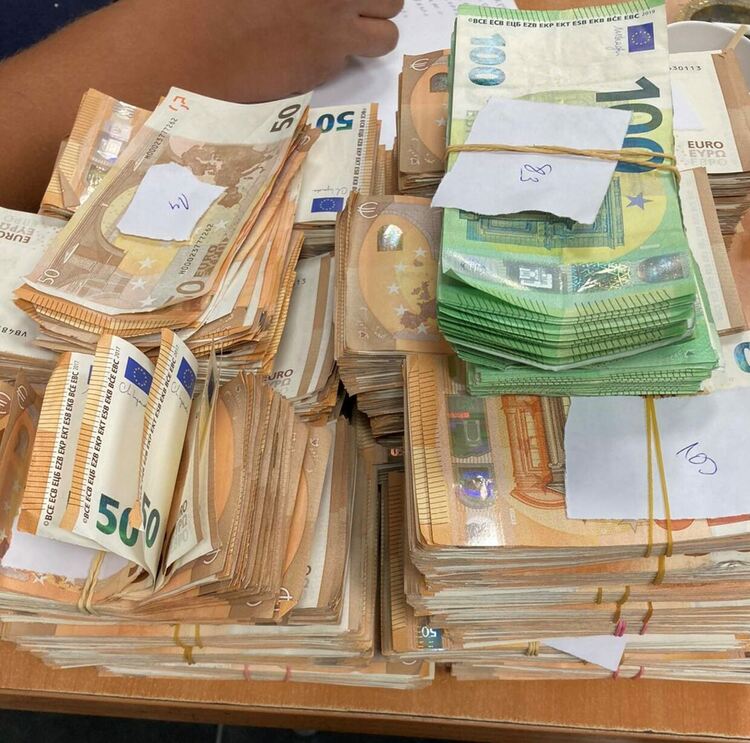 Откриха недекларирана валута за 1.3 млн. лв. в два автобуса и камион