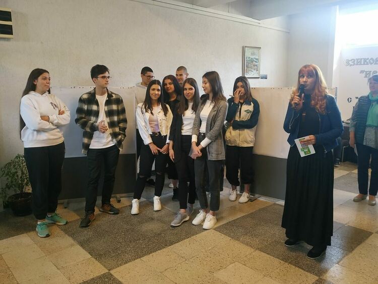 Вместо да се размотават по кафенетата, учениците от Езиковата гимназия си спретнаха състезание по езици в междучасието