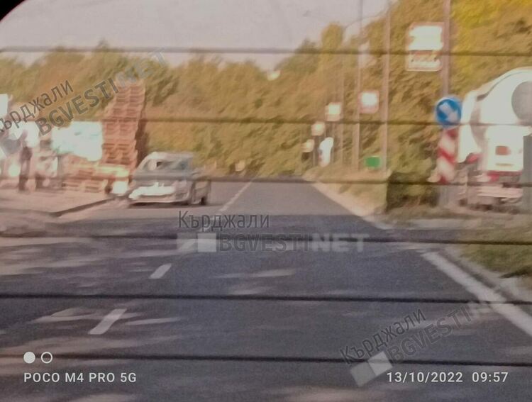 Кола се блъсна тази сутрин в товарен автомобил при Гарата,резултатът-огънати ламарини
