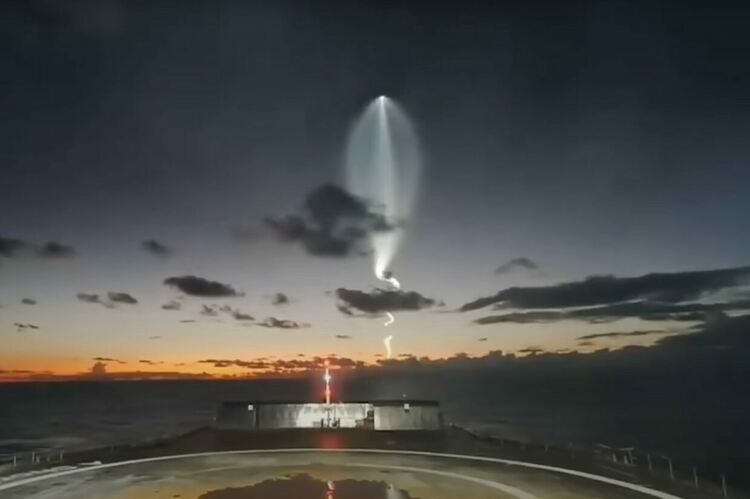 Невероятното шоу в небето на ракетата Falcon 9, заснето от кораб дрон на SpaceX