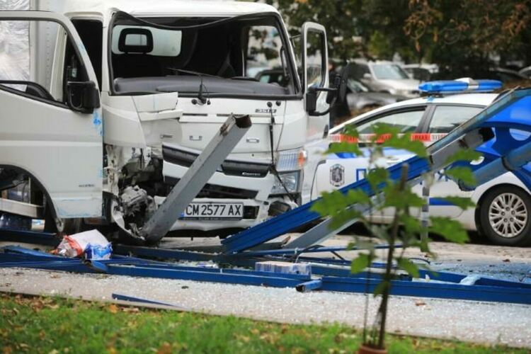 В Девин от компанията за минерална вода започват вътрешна проверка за трагичния инцидент на столична спирка, причинен от камион брандиран с тяхната марка