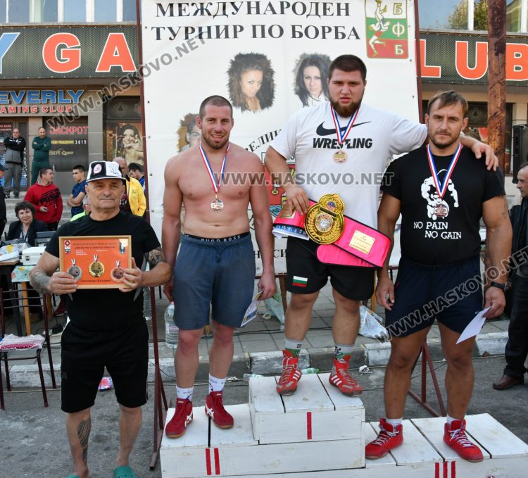 Весела Бръмчева и Георги Иванов със златни пояси от турнира „Шестте великденски ангела“