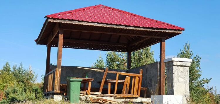 Вандали потрошиха беседка при Орлови скали