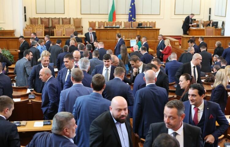 Много "въздържали се", все по-смешно ще става. Парламентът без председател