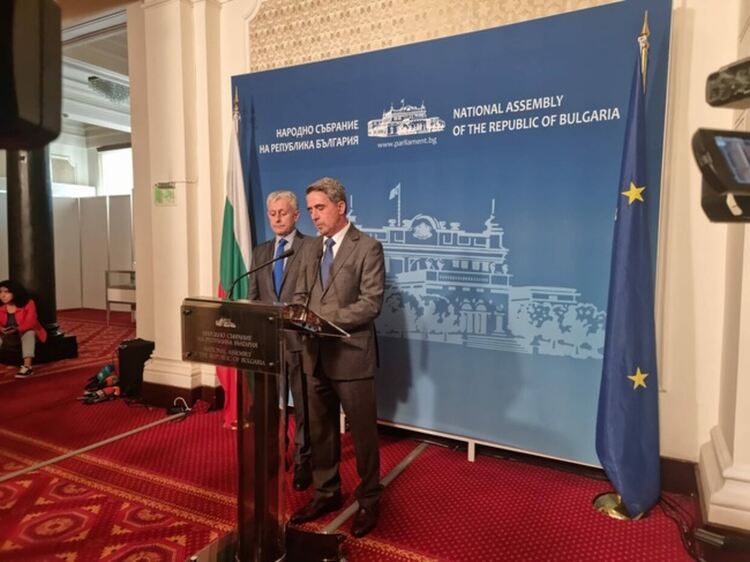 Плевнелиев представи декларация на контактната група за пресечните точки и решения, за които вижда мнозинство