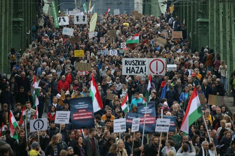 Десетки хиляди протестираха в Будапеща срещу политиката на Орбан в образованието