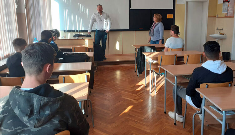 Инженер от завод на „Ягуар“ презентира водородни електрически автомобили в Автото