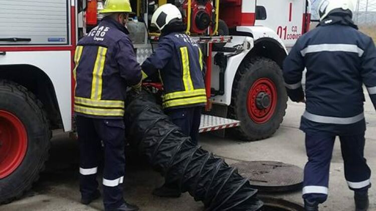 Пожар гори в двора на завод Арсенал