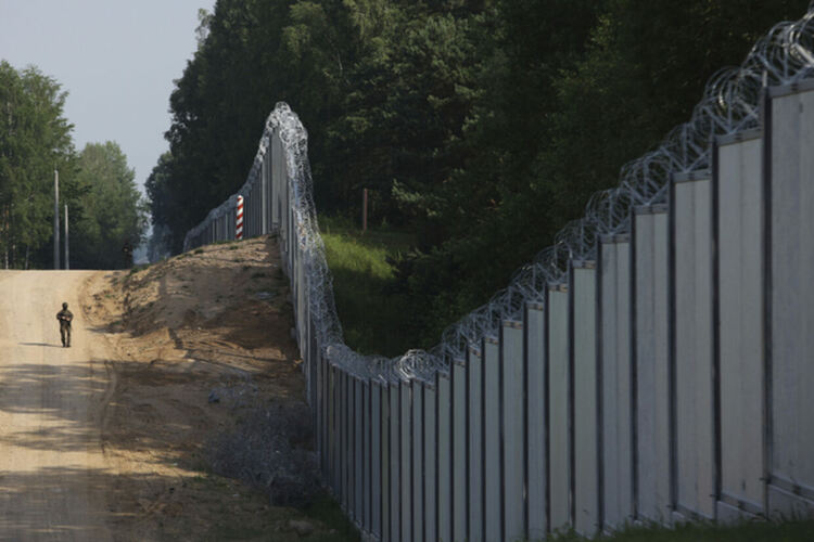 Полша предупреди за нарастване на миграционния наплив по границата с Беларус