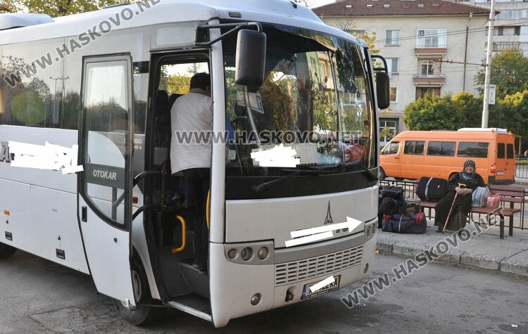 Търсят 15 шофьори на автобус, старши учител и помощник-възпитател