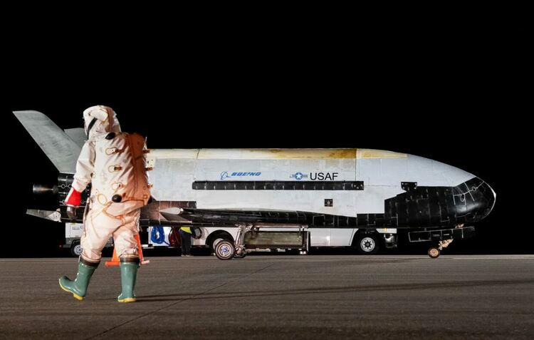 Секретният космически самолет X-37B се завърна след 908 дни в орбита