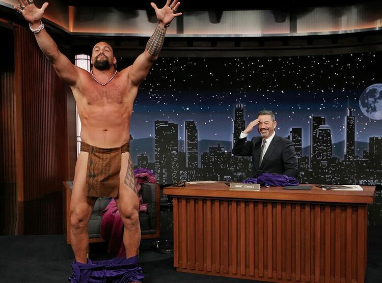 Джейсън Момоа се разсъблече на живо в студиото