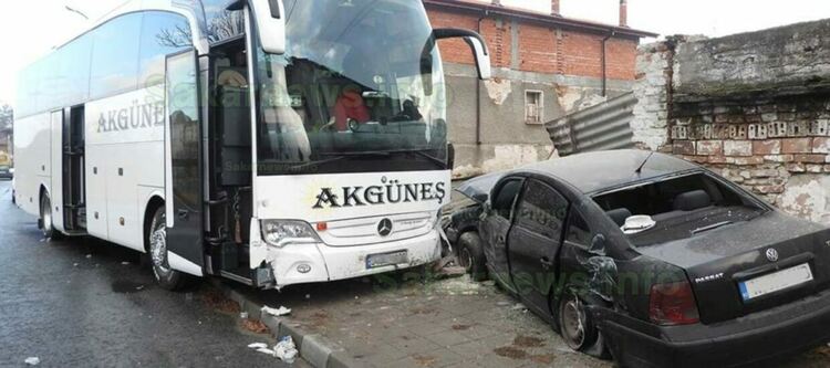 Автобус се заби в кола и разбиха ограда, блъснаха майка и дъщеря