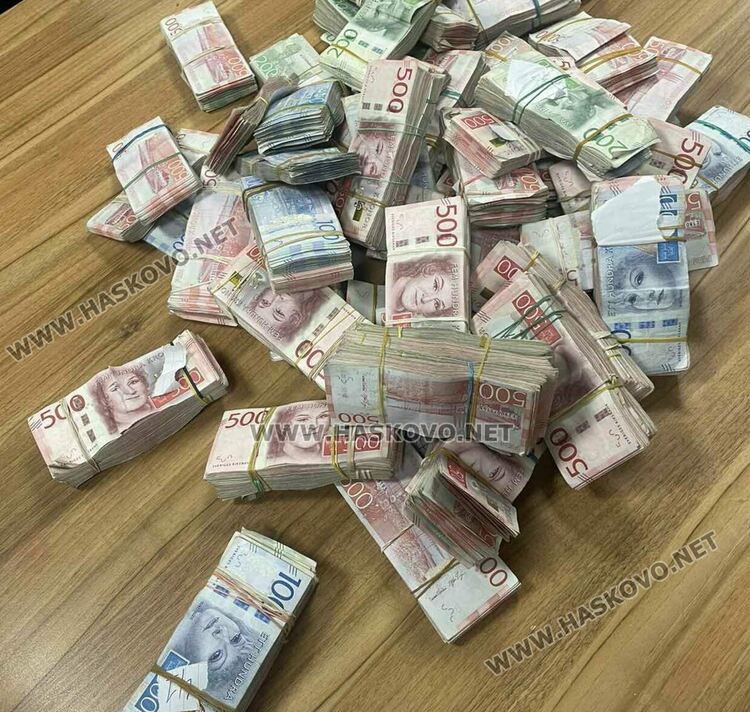Извадиха 3.5 млн. шведски крони от тайници на лек автомобил