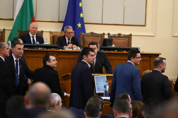 Скандал в парламента, отстраниха  Настимир Ананиев