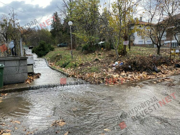 Гръмнал водопровод остави Димитровград без вода, затвори Е85, наводни домове и предизвика задръствания
