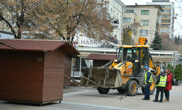 Поставят дървените къщички за Коледния базар в центъра на Хасково