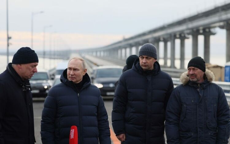 Путин шофира мерцедес по Кримския мост