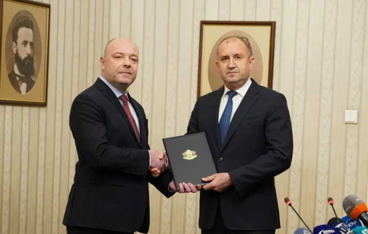 Проф. Николай Габровски връчи папката с изпълнения мандат на президента Румен Радев