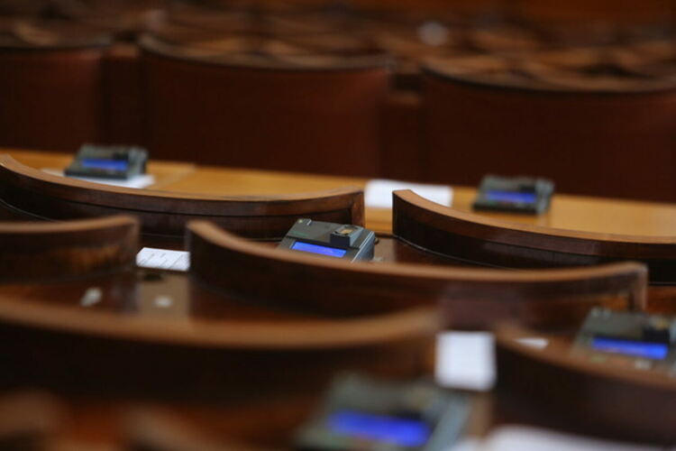 Депутатите гласуват окончателно удължаването на бюджета