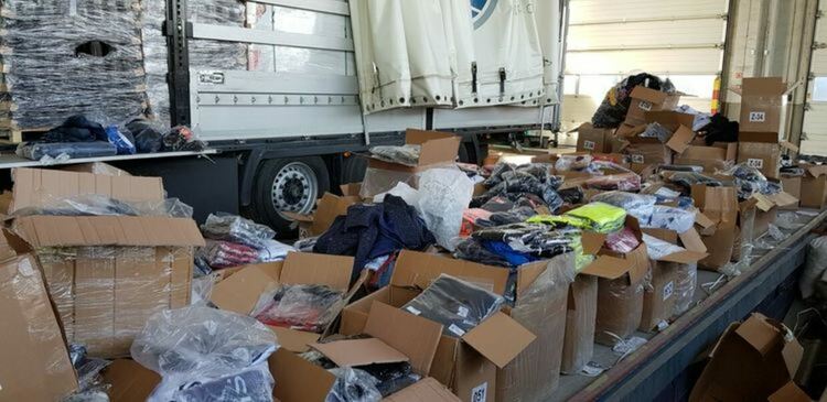Задържаха над 27 000 „маркови“ стоки в тир
