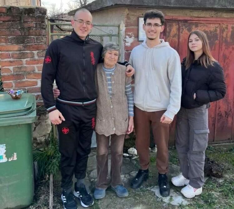 Ученици от "Златаров" зарадваха 140 граждани от общината