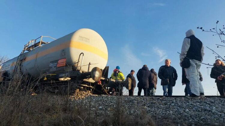 Вагон с фосфорна киселина дерайлира край Зайчар