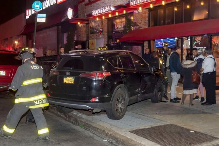 Автомобил се вряза в ресторант в Ню Йорк, 22 ранени