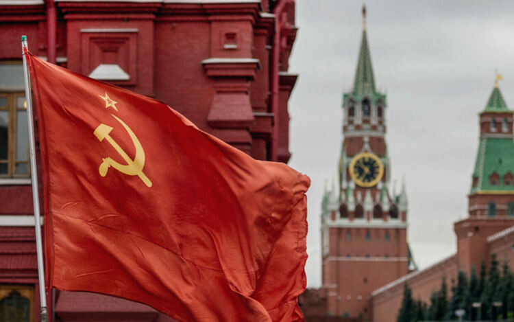 За Нова година в Москва издигнаха флага на СССР, а Путин пак смени командващ войските в Украйна