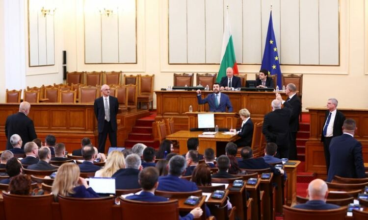Бурни страсти в парламента заради доклада за Gemcorp