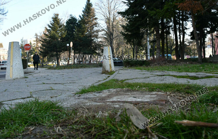 Премахнаха уличните телефони от общинските площи в Хасково 