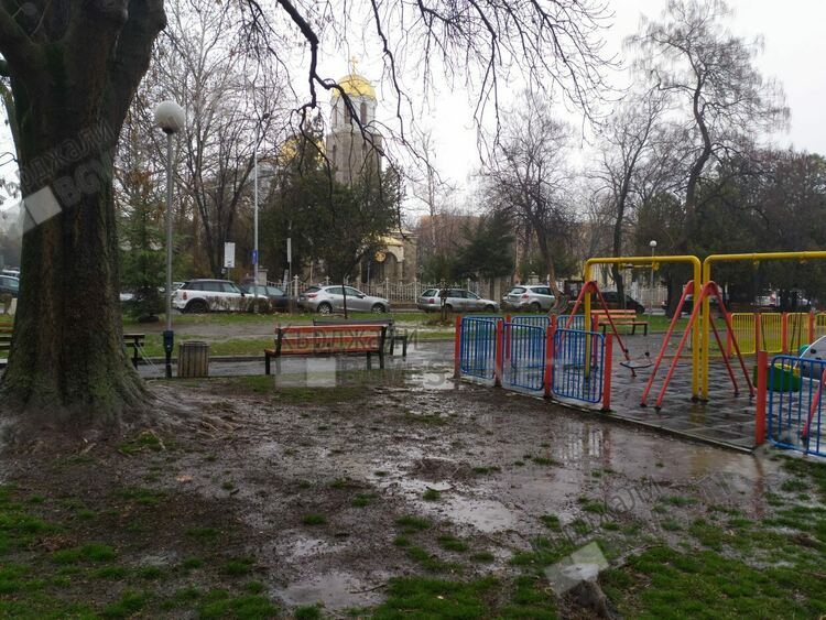 Обявеният оранжев код за опасни валежи в Кърджали се потвърди, дъжд се ля из ведро в областта