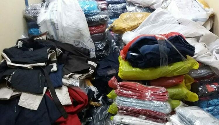Задържаха близо 55 000 „маркови“ стоки в два товарни автомобила