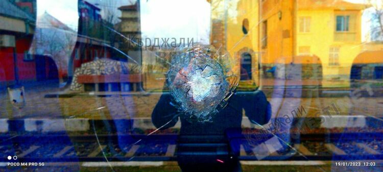 Деца от ромската махала на Перперек са атакували влака за Кърджали с камъни