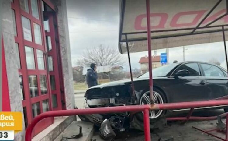 Кола се вряза в магазин за авточасти в София