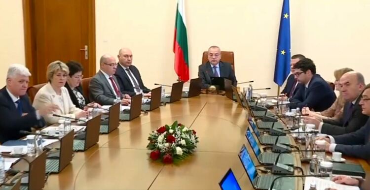 Правителството решава днес за по-евтино пътуване и промени за оценка на работоспособността