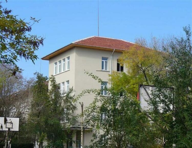 Осмокласничка пътува 20 км, за да пребие връстничка заради чат с момче