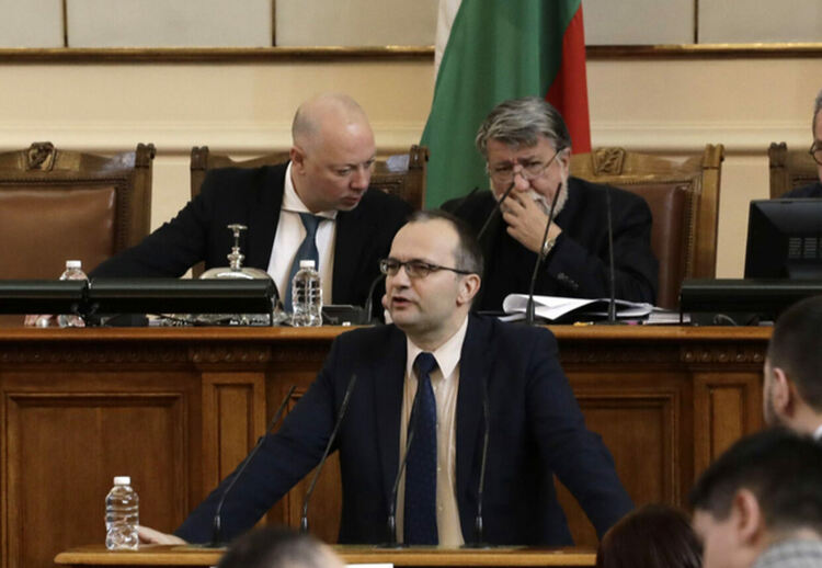 "Продадоха мача". ГЕРБ, ДПС, БСП, БВ и "Възраждане" блокираха влизането на България в еврозоната