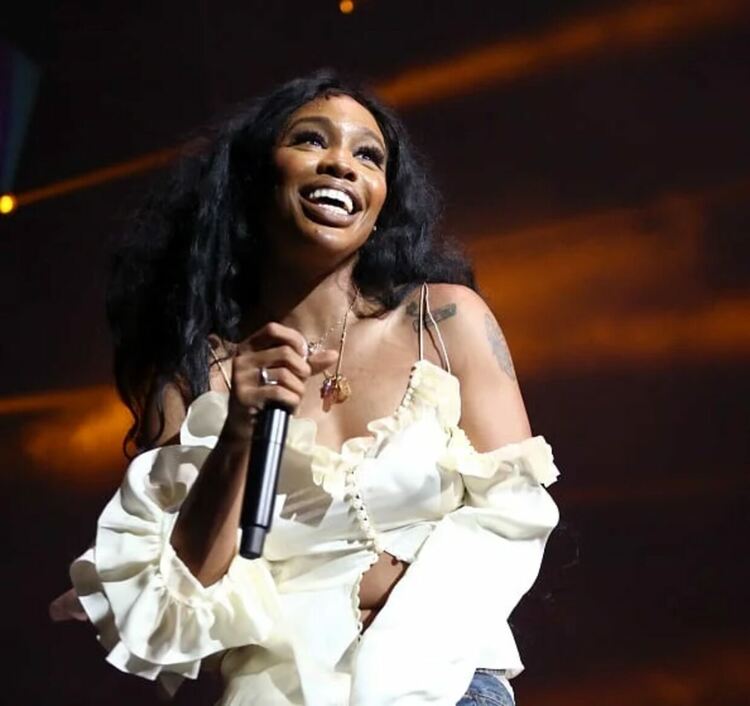 Албумът на SZA остава начело на Billboard 200