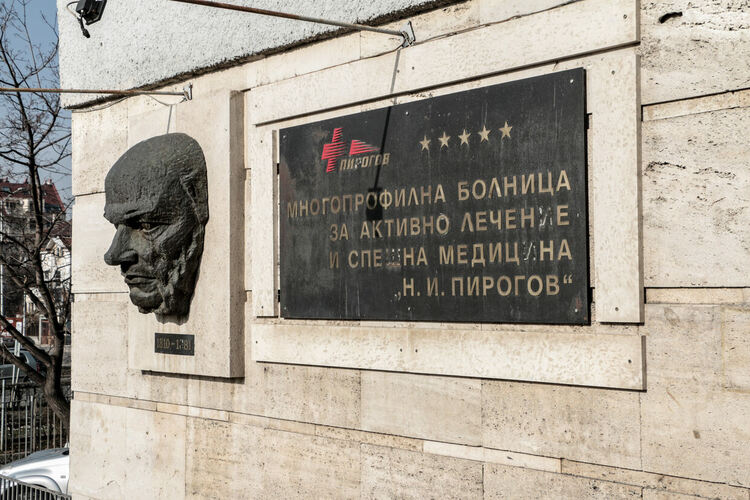 Дете пропадна в шахта в двора на училище в София