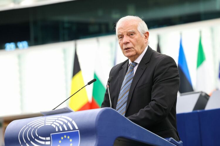 Борел: Наивно е да се иска от Украйна да спре военните действия, за да свърши войната по-скоро