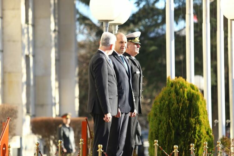 Радев търси сметка на партиите за модернизацията на българската армия