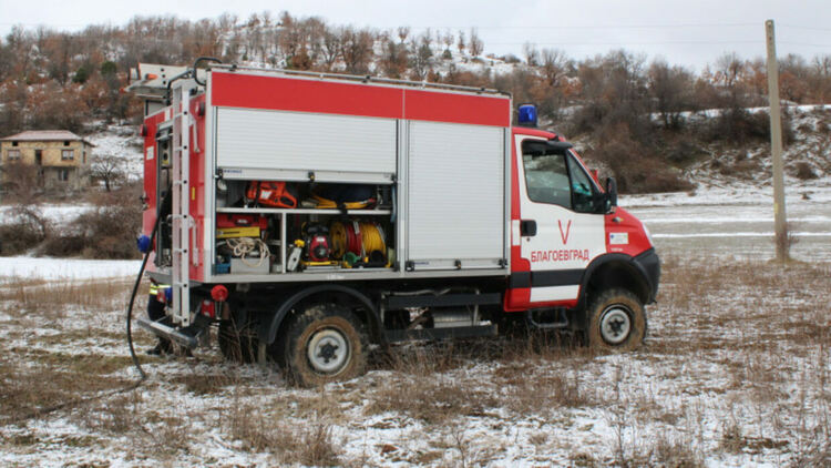 Пожари бушуват в хисарски села